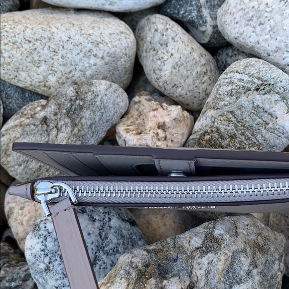 FLASH SALE! Kate Spade Jackson Wallet - Picture 7 of 7